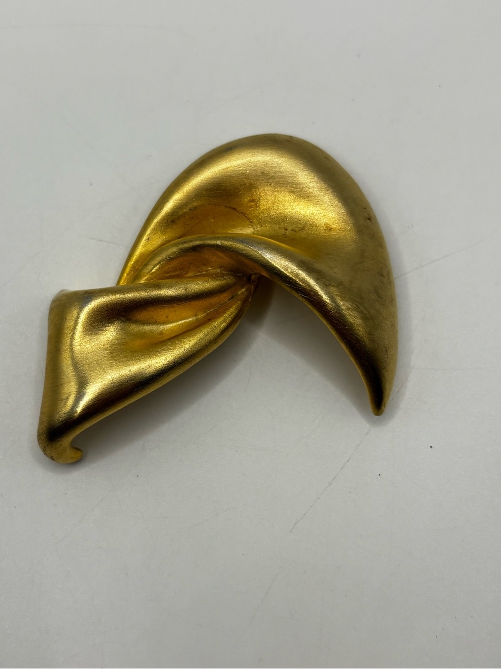 Vintage Minimalist Abstract Folded Ribbon Brooch – Matte Gold Tone - Picture 2 of 11